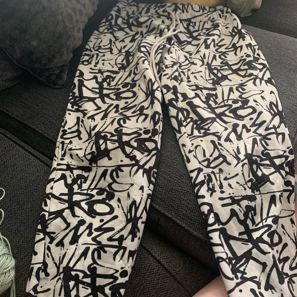 Used in good condition super cute cropped sweats no stains part of a set